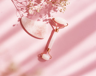 Rodillo Facial Cuarzo Rosa + Piedra Gua Sha